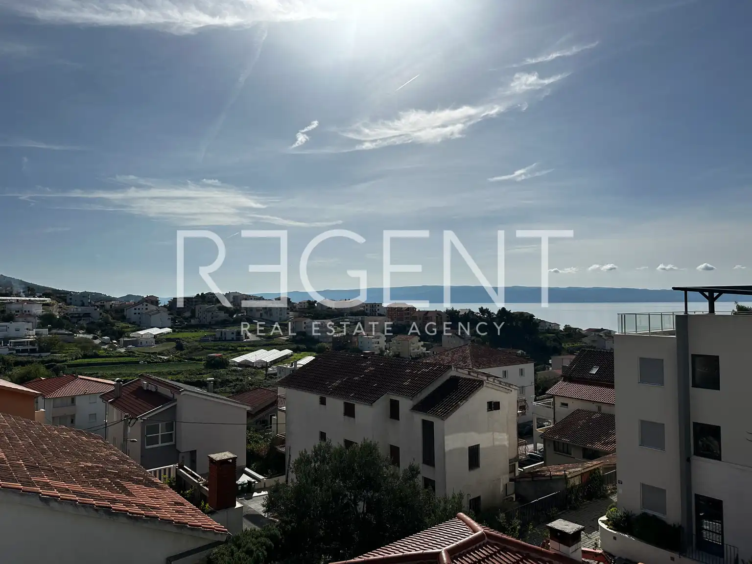 Split, Podstrana - Dom z trzema mieszkaniami i widokiem na morze 340m2