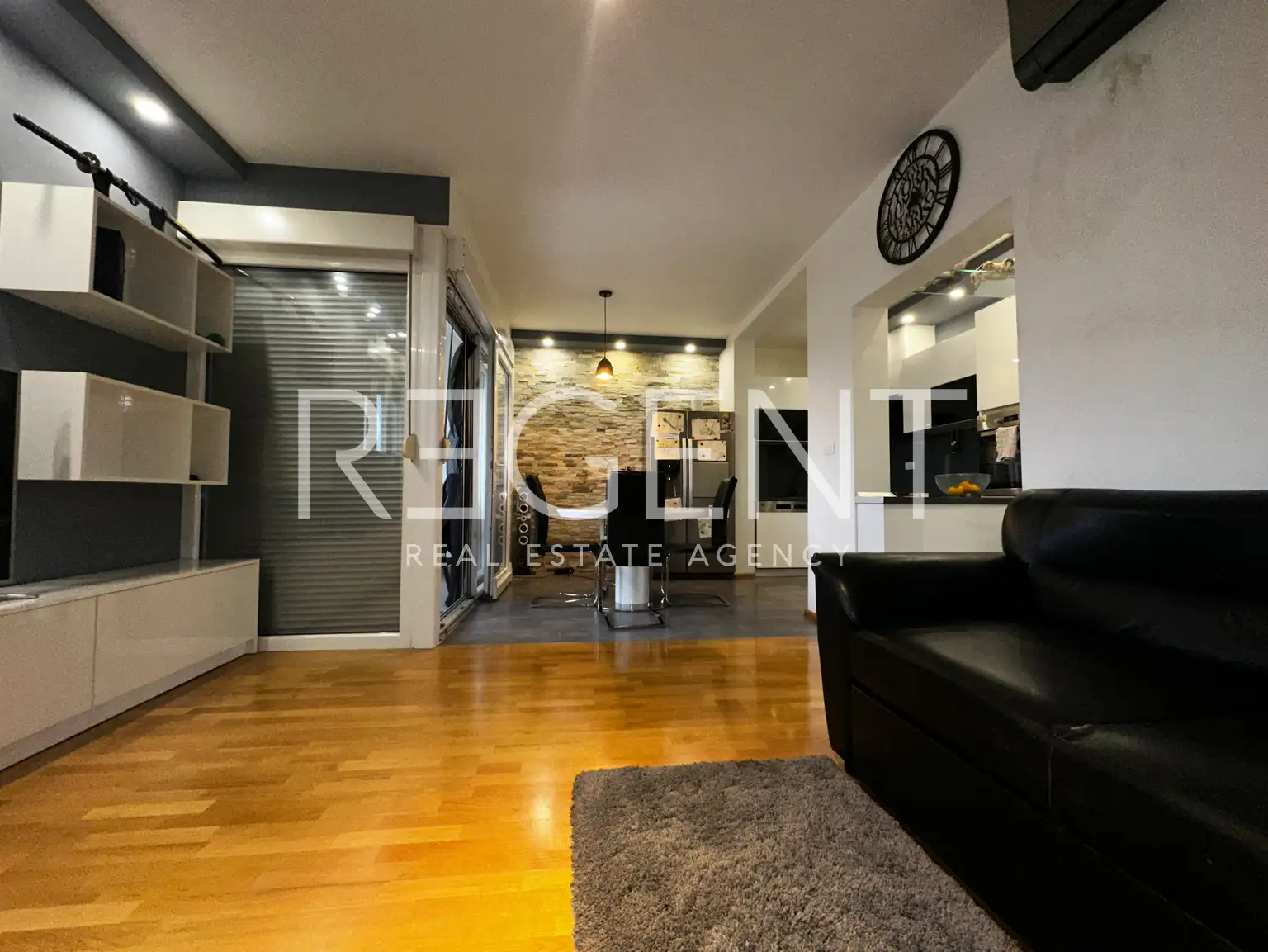 Split, Žnjan - Dvosoban stan 76 m2, prvi red do mora