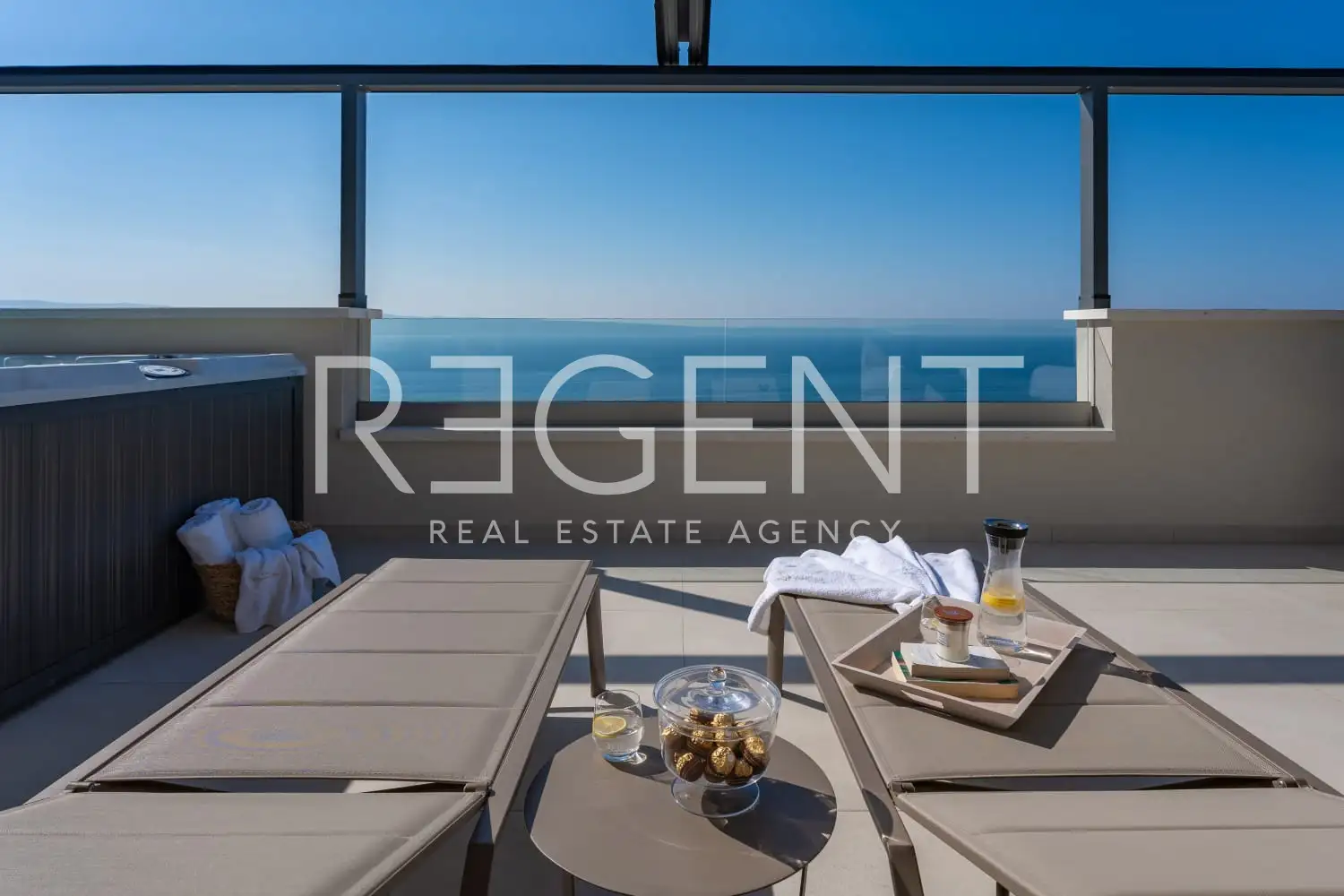 Podstrana - Moderná luxusná vila s bazénom a strešnou terasou