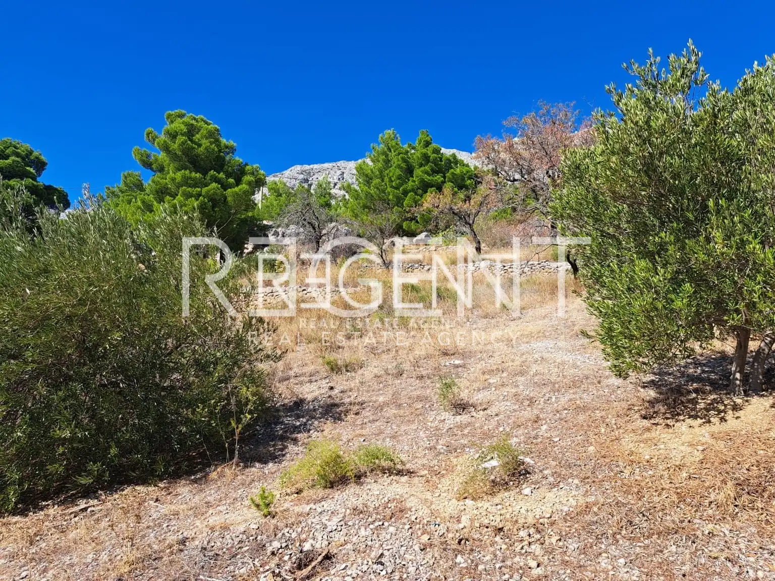 Omiš, Marušići - Exkluzivní pozemek v první řadě u moře, 4100m2