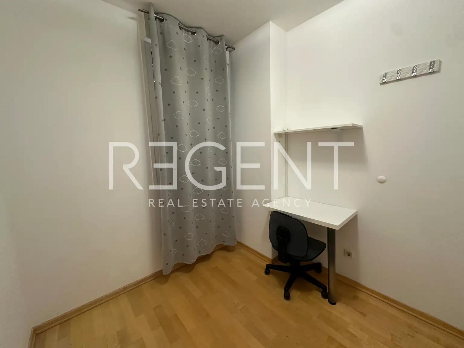Split, Žnjan - Četverosoban stan sa loggiom