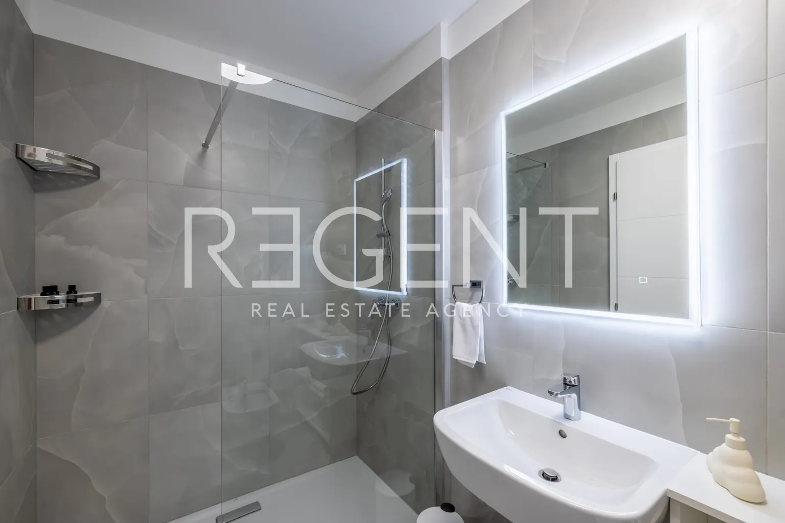 Split, Podstrana - Nowoczesny, przestronny apartament z ogrodem, Długoterminowo