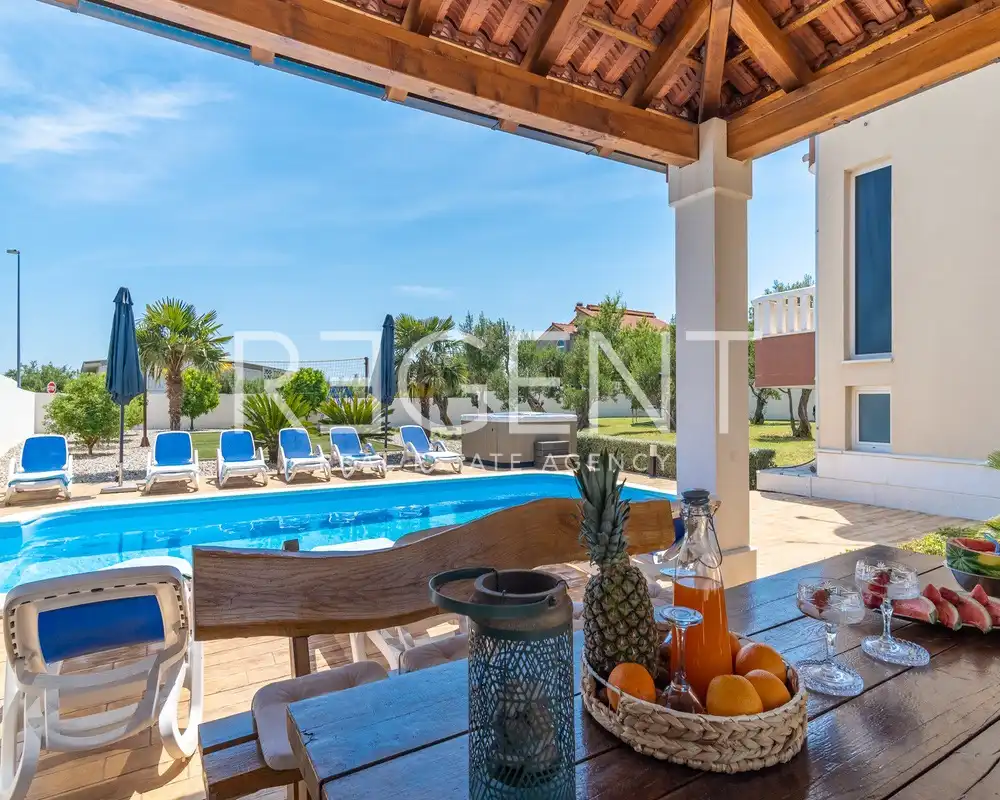 Split, Kaštela - Vila s bazenom i pogledom na more 333 m2