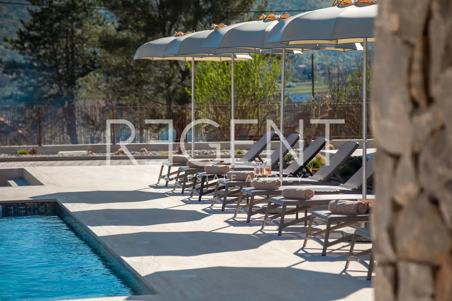Split, Dicmo – luxusní vila s tenisovým kurtem a bazénem