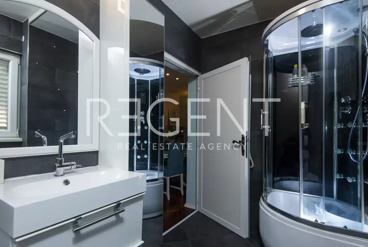 Split, Bačvice - Trosoban stan sa loggiom