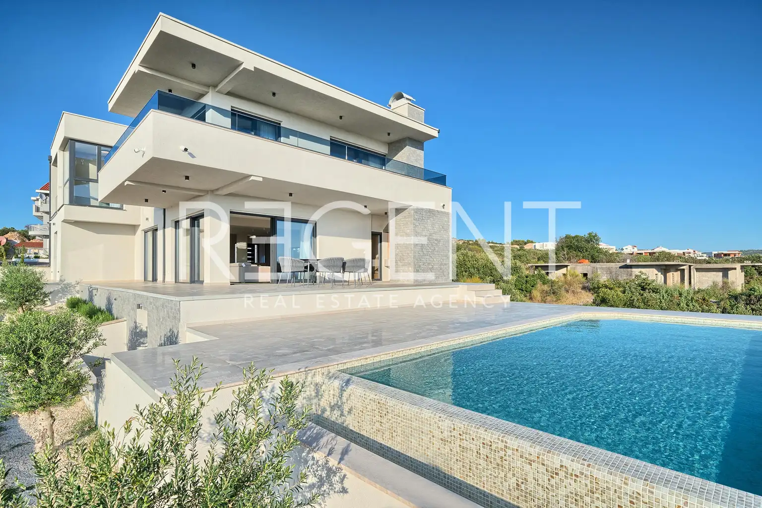 Primošten – Luksusowa willa z basenem bez krawędzi, 450 m2 nowa budowa
