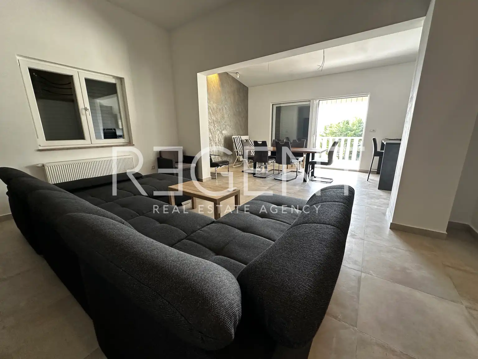 Split, Podstrana - Dom z trzema mieszkaniami i widokiem na morze 340m2