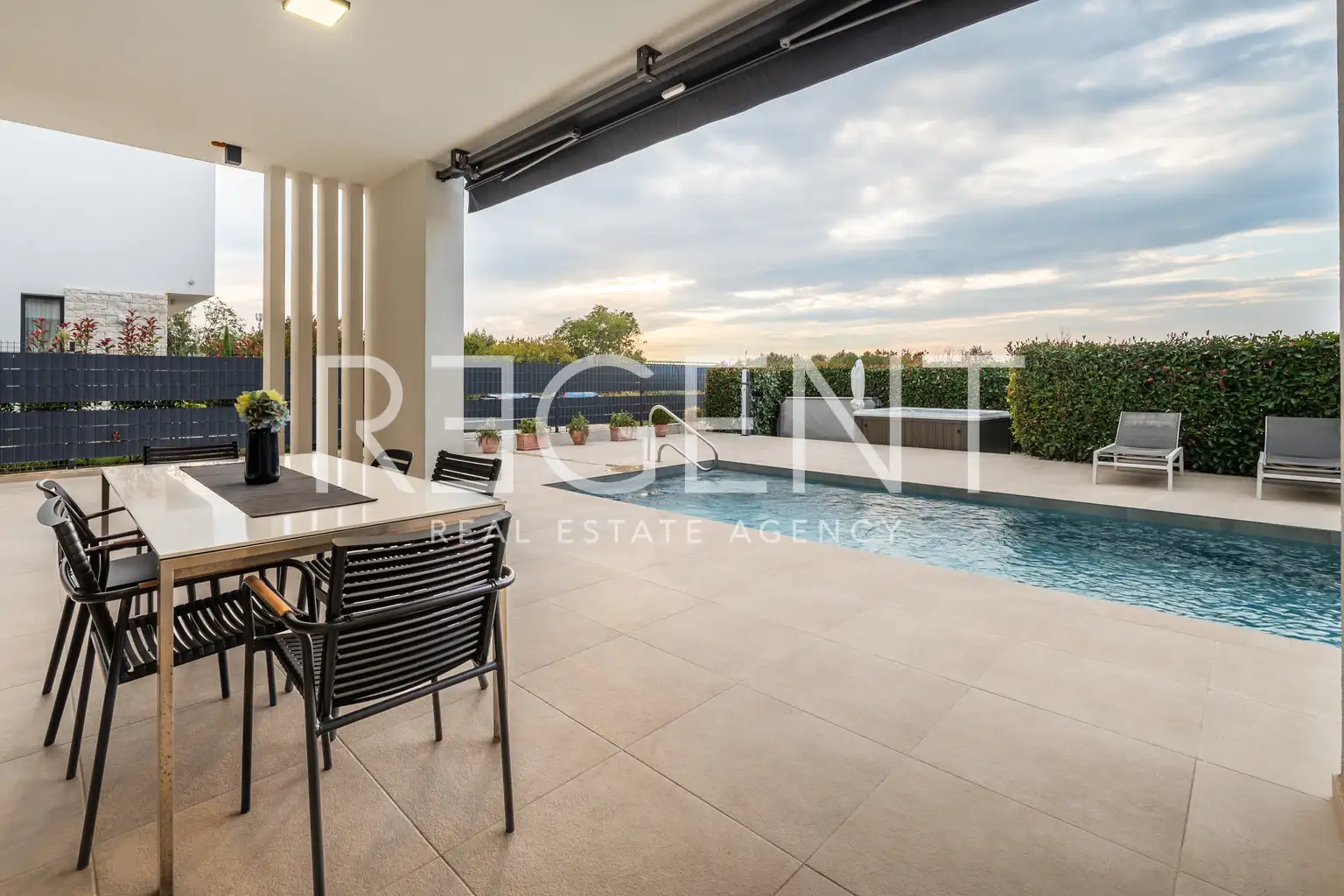 Poreč, okolica - vila 140m² s bazenom i jacuzzijem, useljiva
