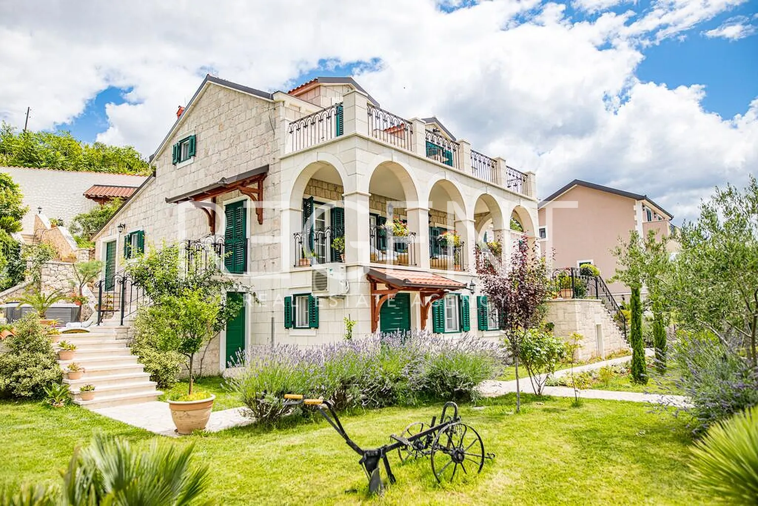 Sinj – Luxusní kamenný dům o rozloze 500 m2 na pozemku o rozloze 6000 m2
