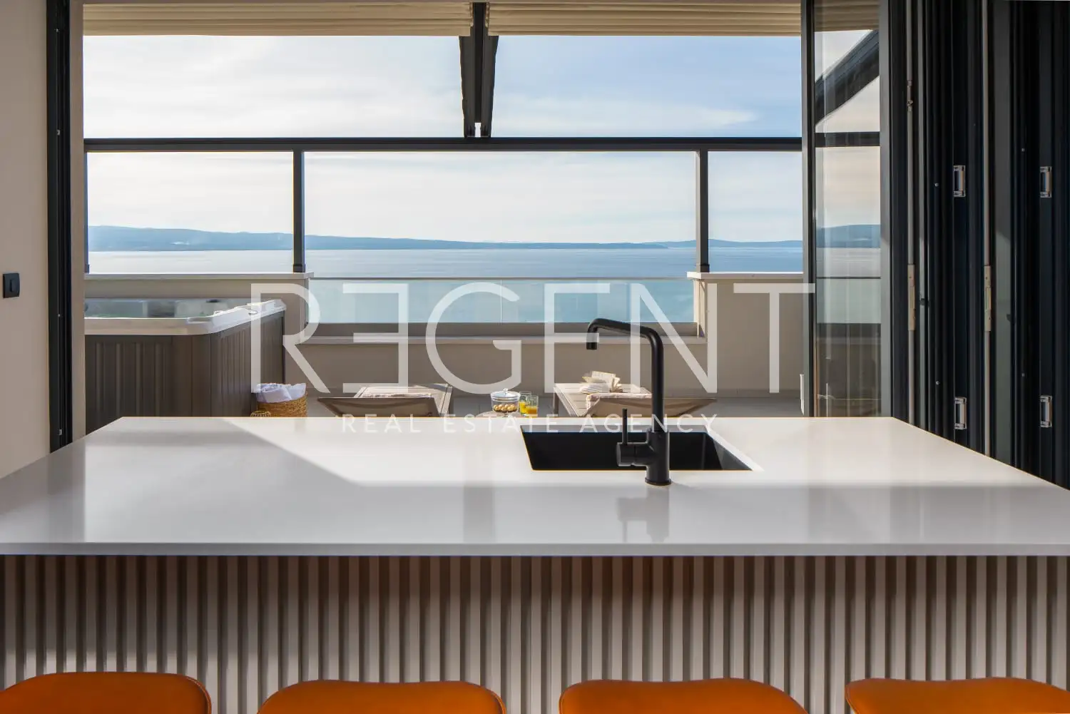 Podstrana - Moderná luxusná vila s bazénom a strešnou terasou