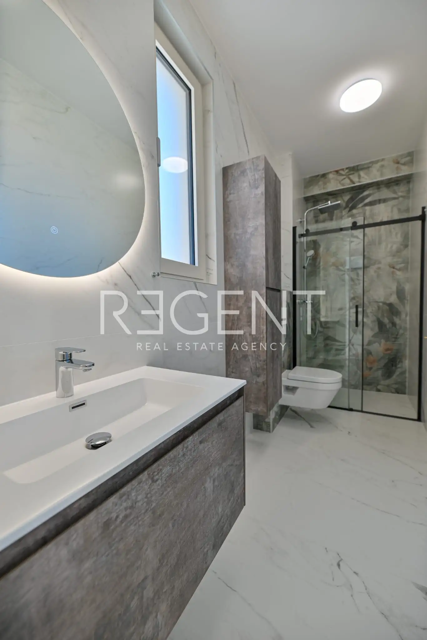 Seget Vranjica – moderna duplex vila s dva bazena i pogledom na more