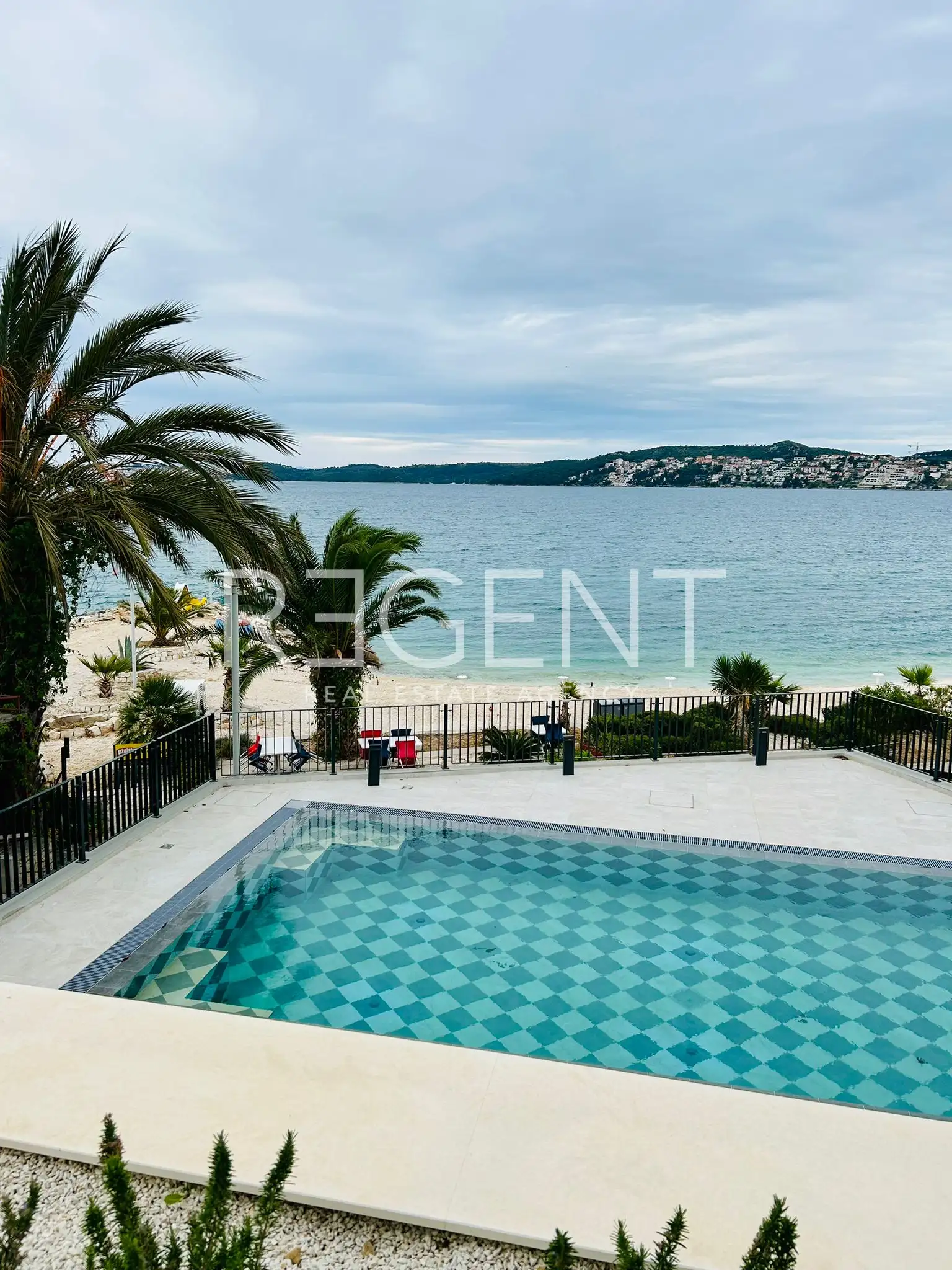 Trogir, Seget Donji -  Stan u prizemlju moderne novogradnje uz more
