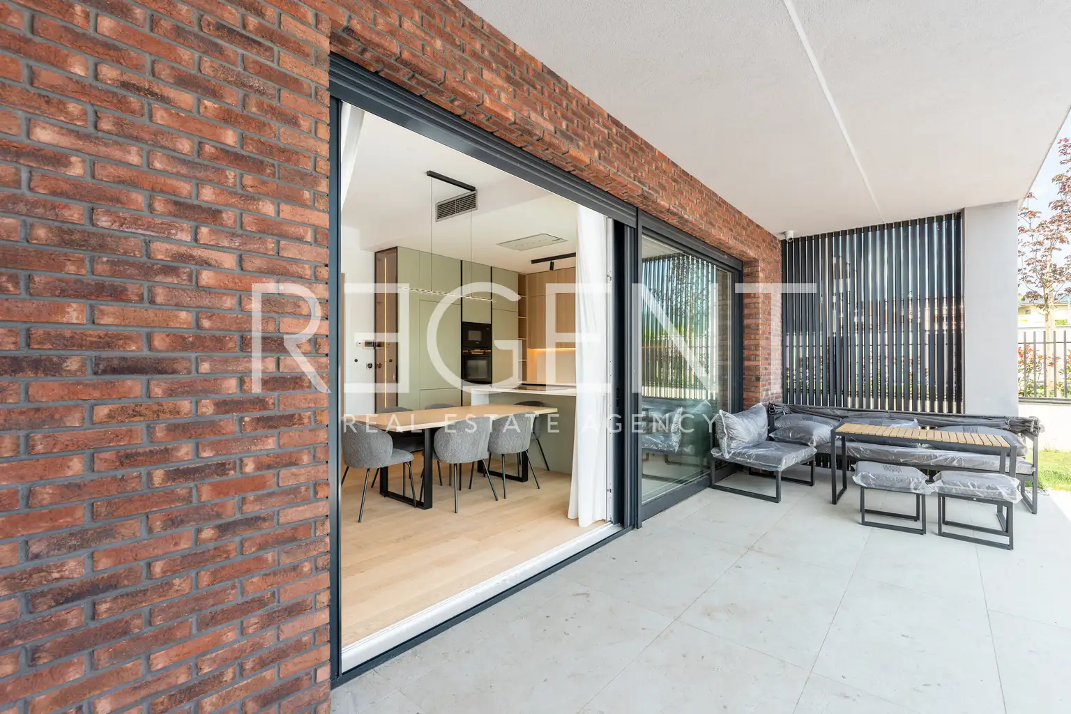 Vila 240 m² za najem, Gornji Bukovac — bazen, garaža