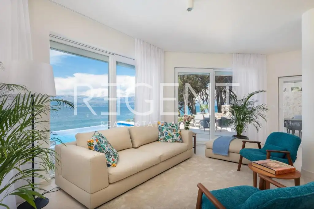 Brač - Moderna vila prvi red uz more