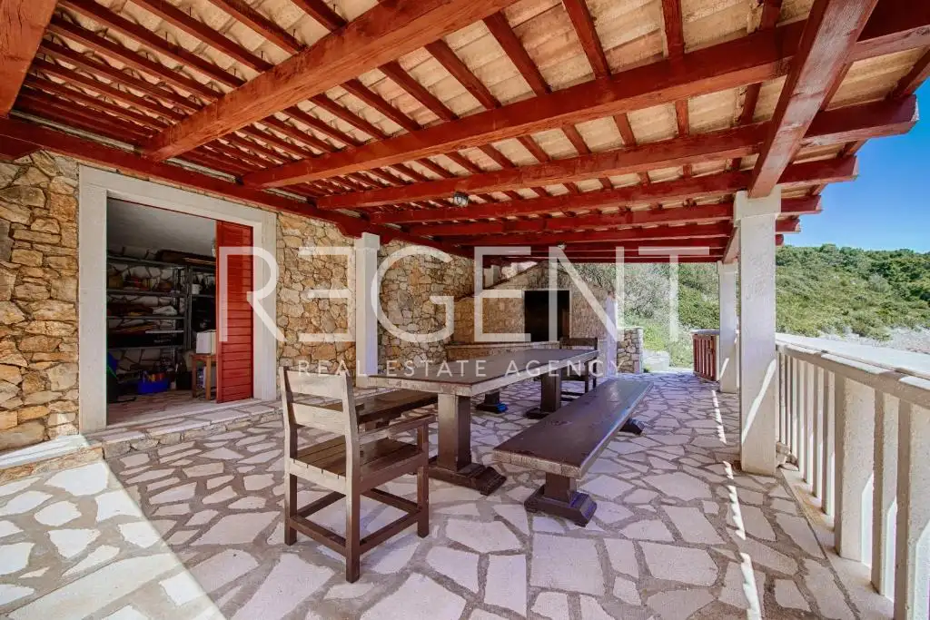 Komiža - Kamenný dom priamo pri mori