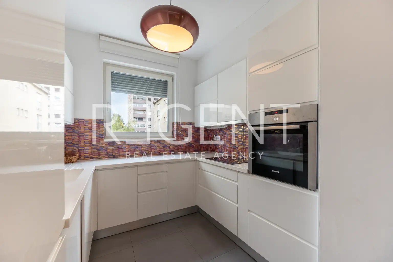 Stan 105 m², Grahorova — 3 spavaće sobe, dupla garaža, lift