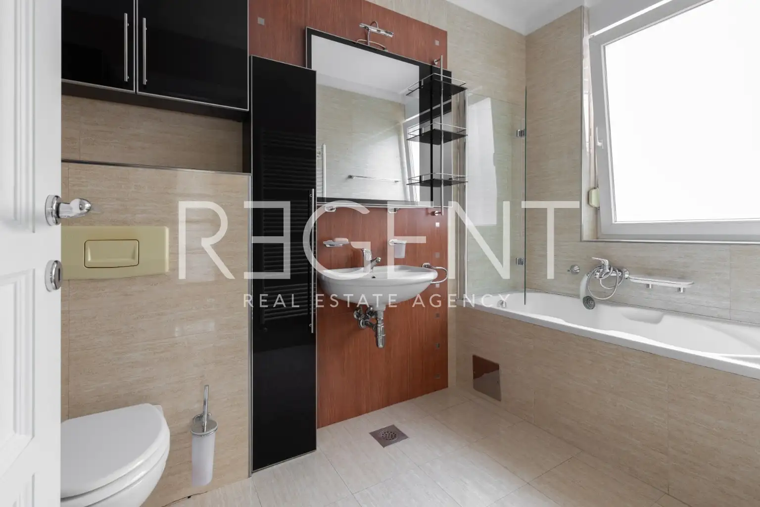 Zagreb, Centar -  Prostran dvosoban stan za najam u centru grada