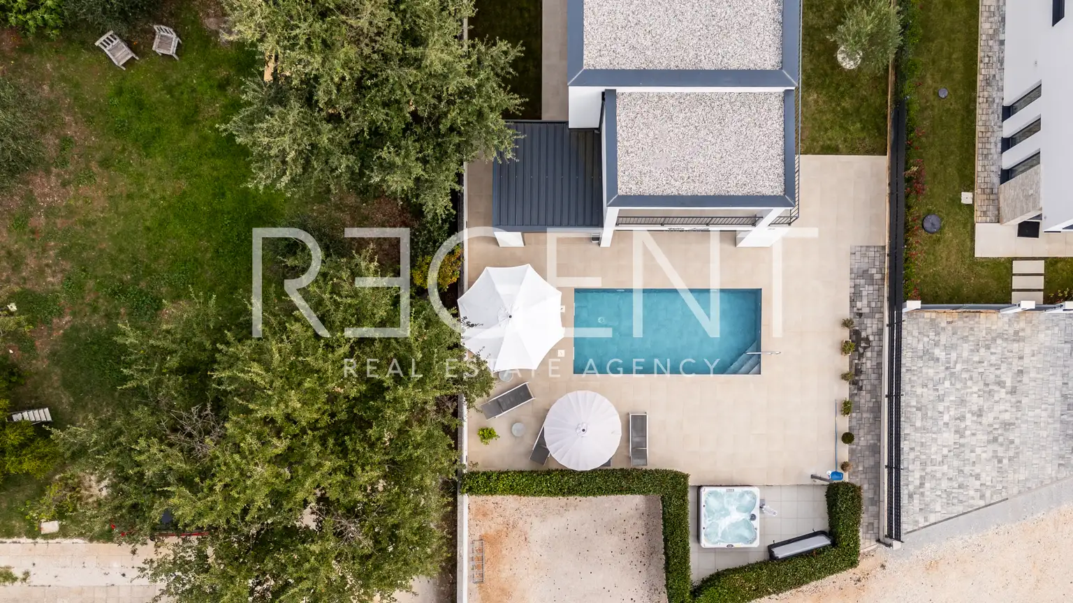 Poreč, okolica - vila 140m² s bazenom i jacuzzijem, useljiva