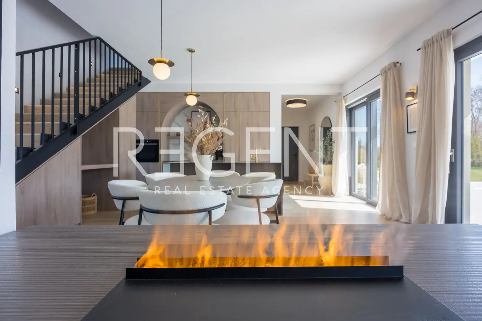 Istra, Svetvinčenat - Moderna vila s grijanim bazenom