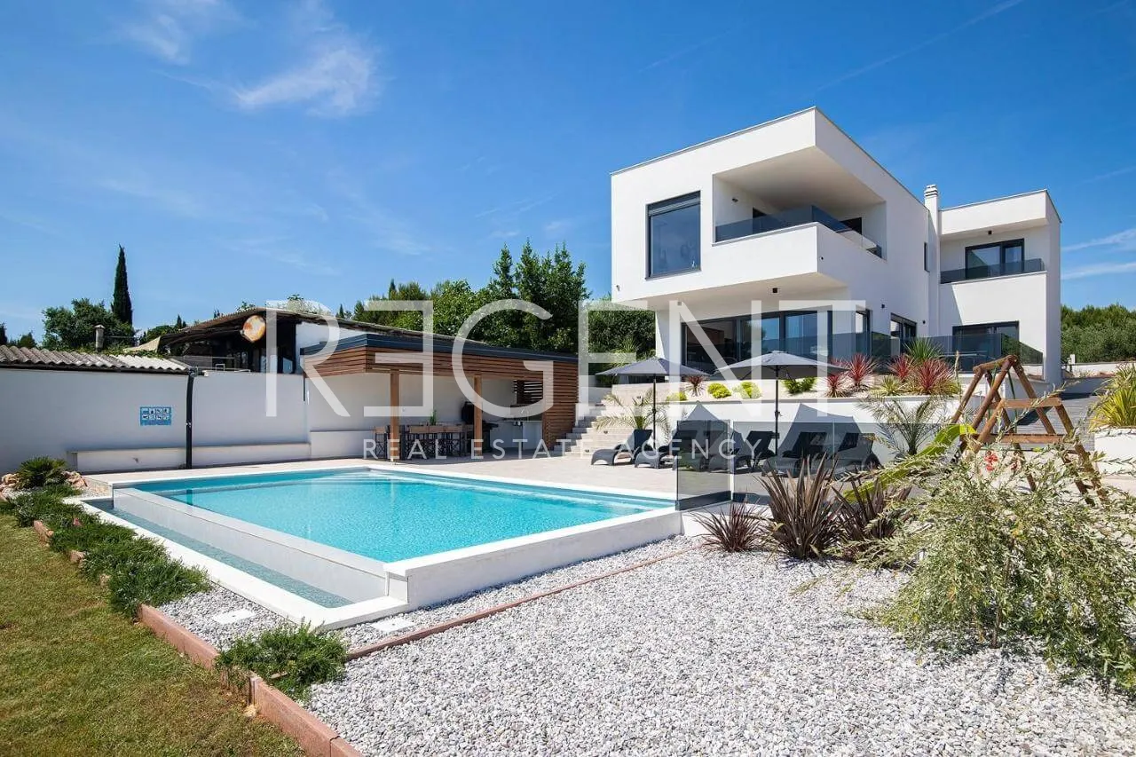 Istra, Medulin - Prekrasna villa s wellnessom NKP 190 m2 nadomak mora
