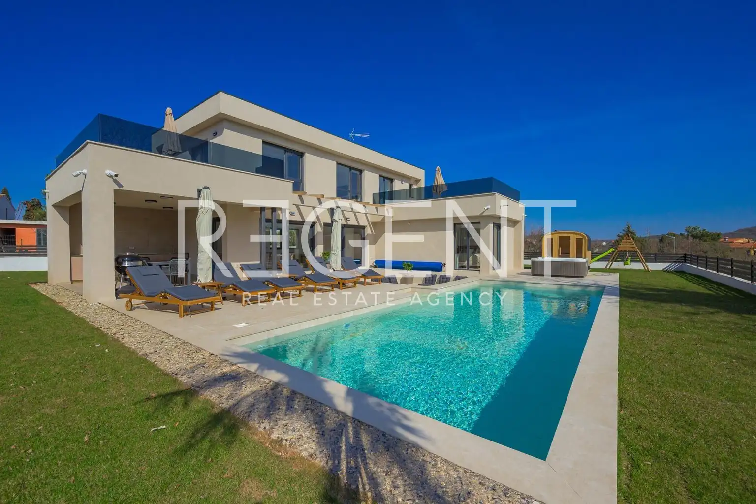 Rovinj- vila s bazenom u modernoj novogradnji