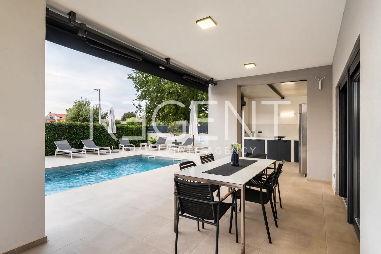 Poreč, okolica - vila 140m² s bazenom i jacuzzijem, useljiva
