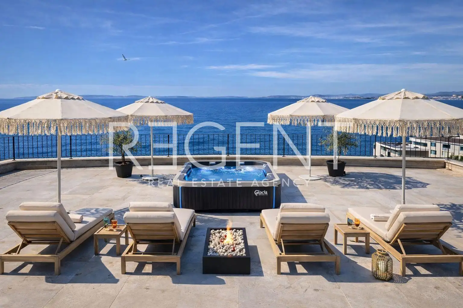 Podstrana - Dvosoban stan sa krovnom terasom i parking mjestom