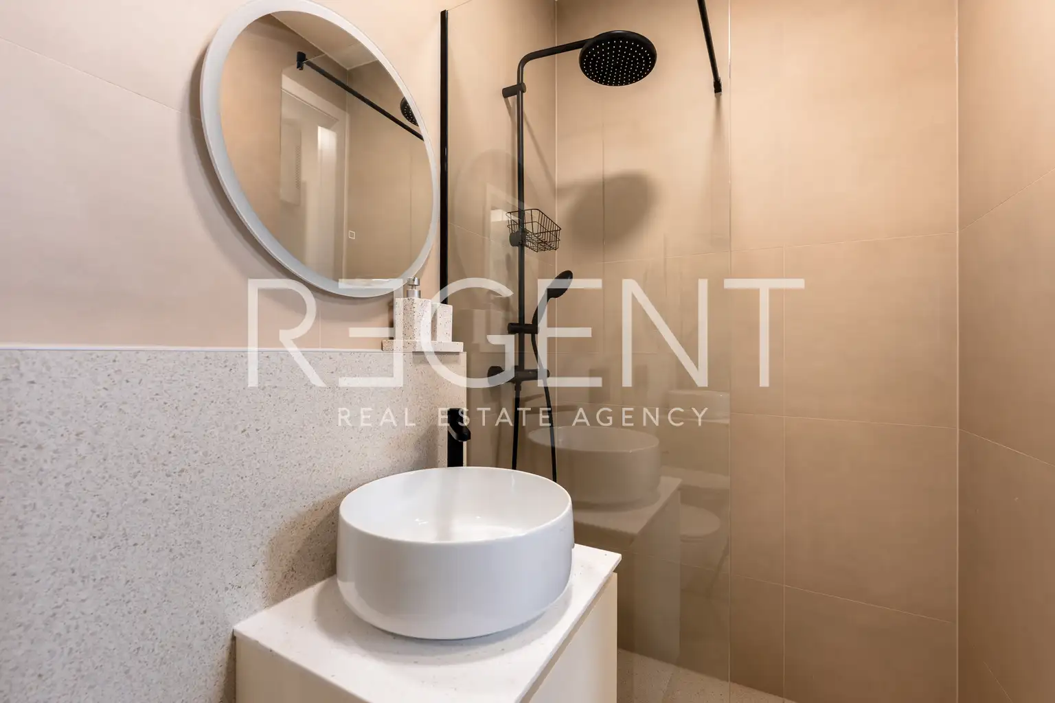 Vila 240 m² za najem, Gornji Bukovac — bazen, garaža
