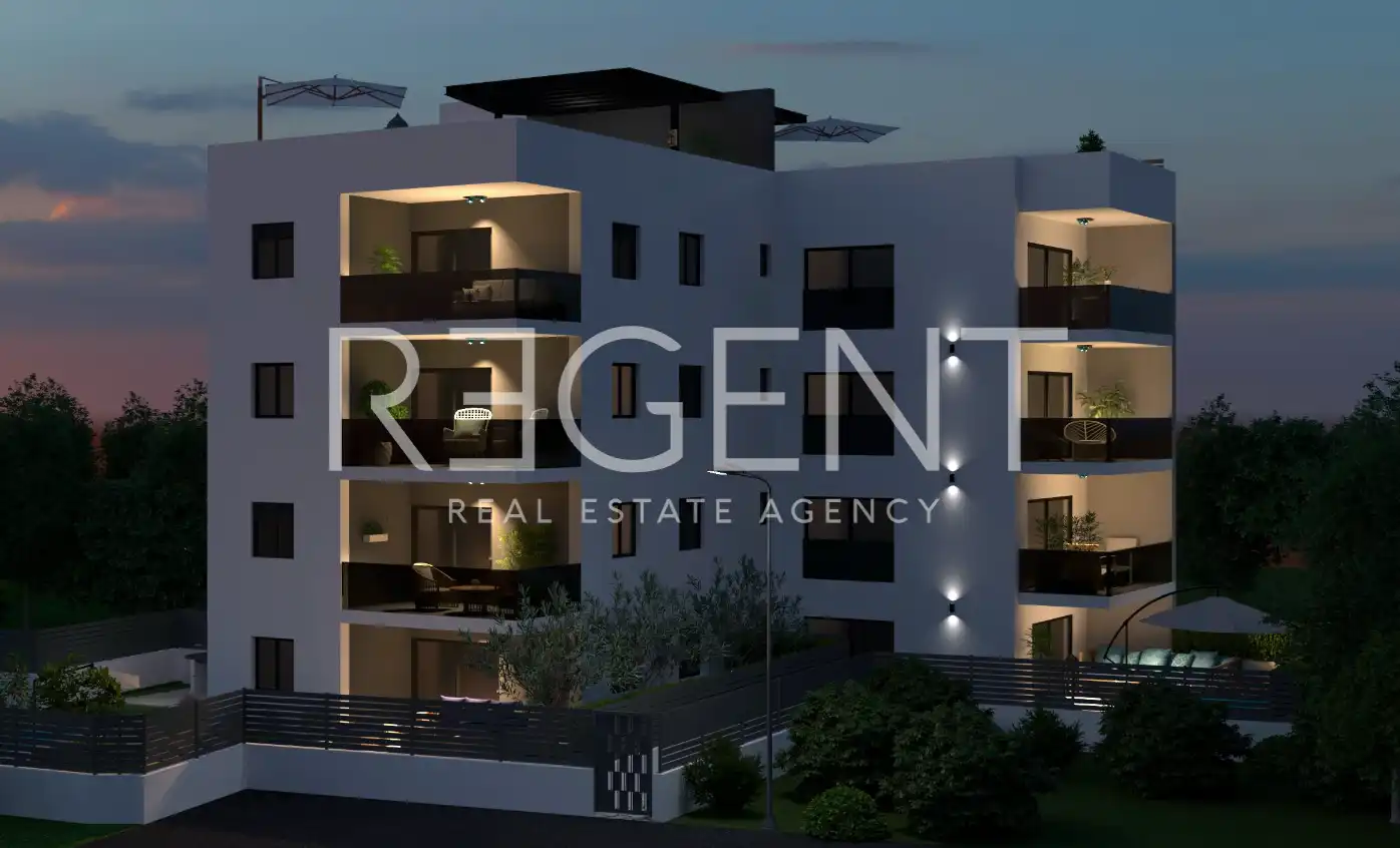 Trogir, Okrug Gornji – Dvoupokojový penthouse se střešní terasou v novostavbě