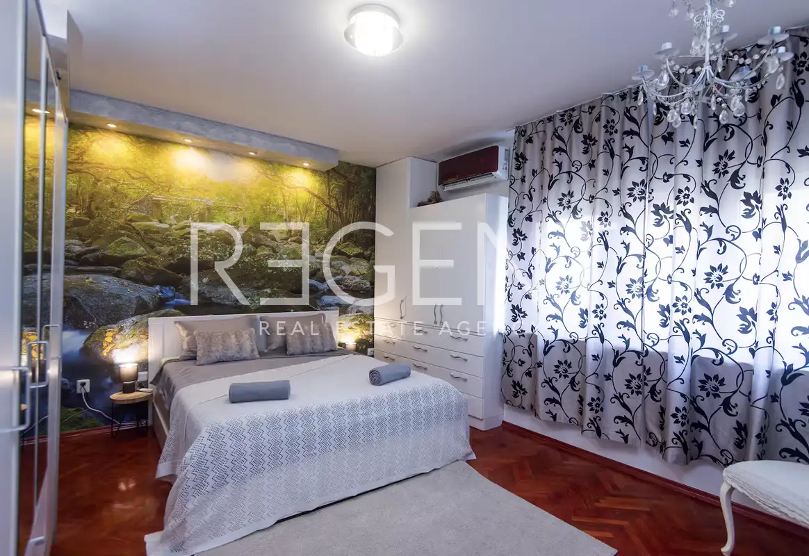 Split, Bačvice - Trosoban stan sa loggiom