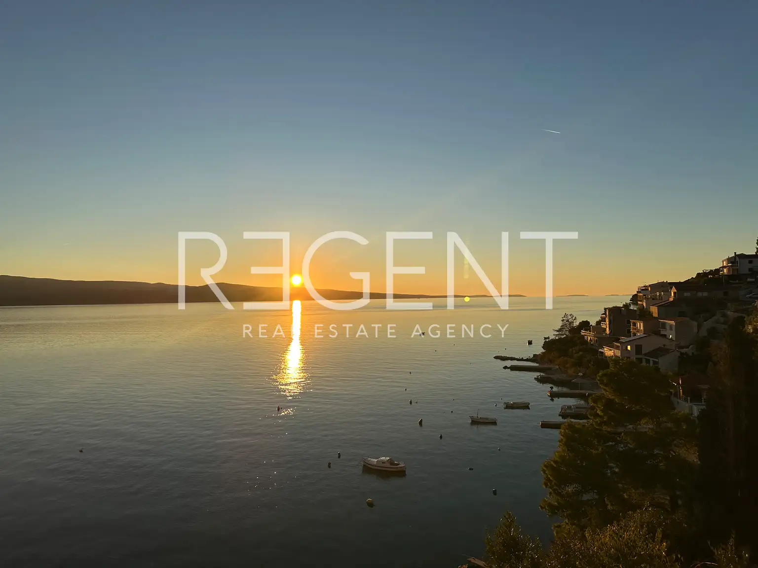 Omiš,Rogoznica- Kuća s dvorištem, 30m od mora TOP PRILIKA,INVESTICIJA!