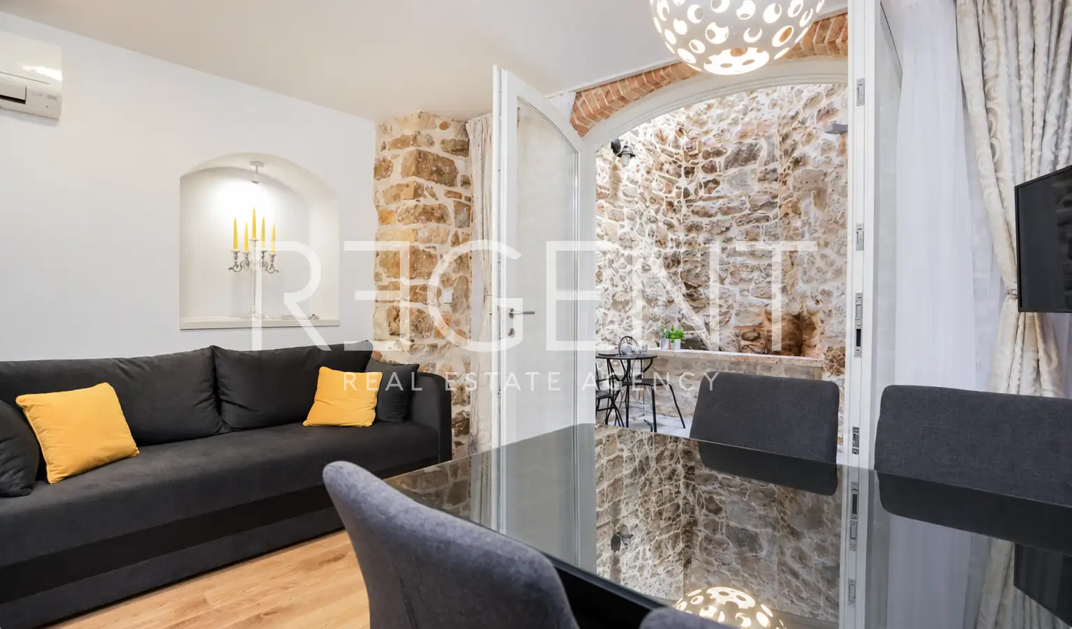 Šibenik, centrum – zrekonstruovaný kamenný dům se třemi apartmány