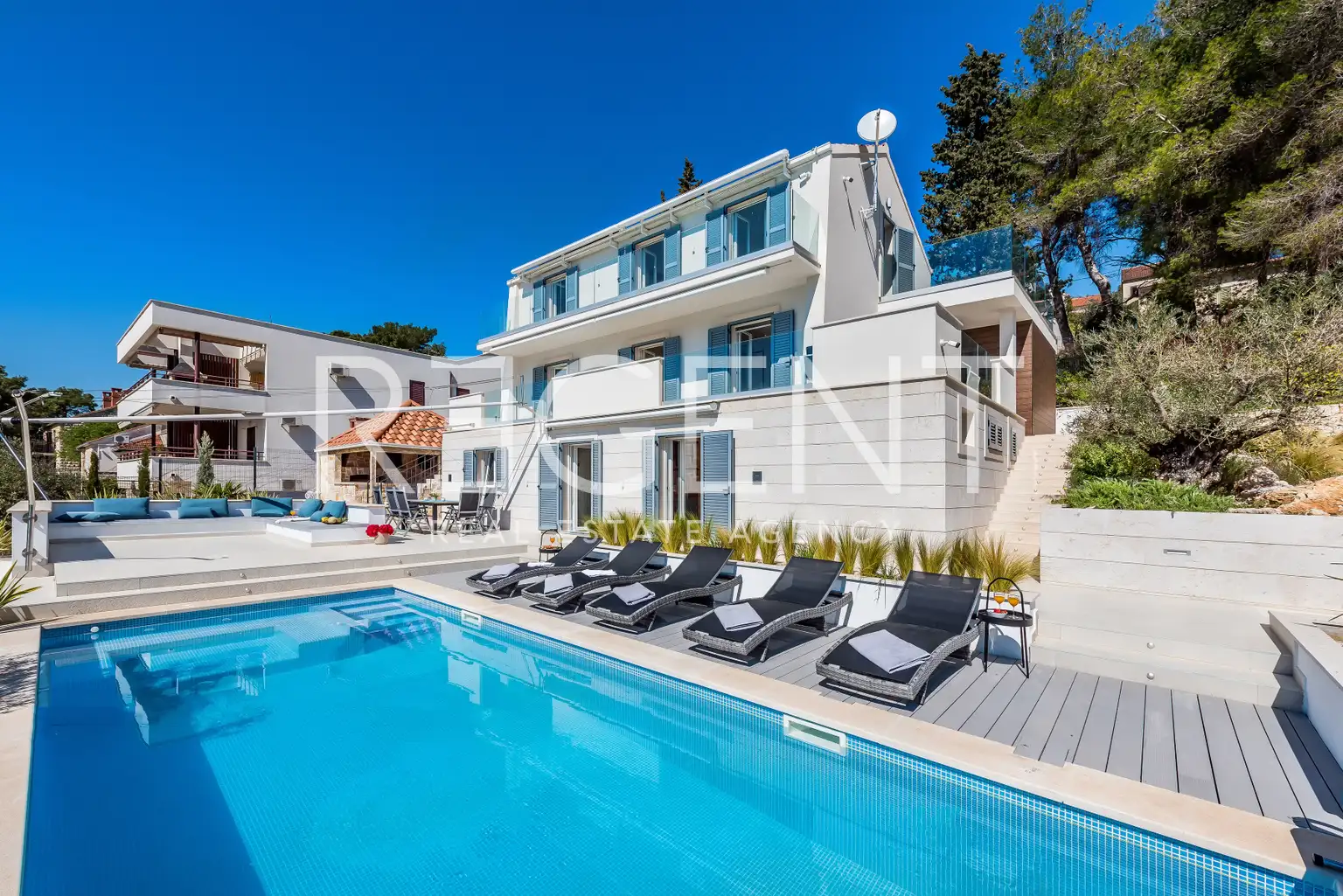 Milna, Brač – Luksuzna vila prvi red do mora s bazenom