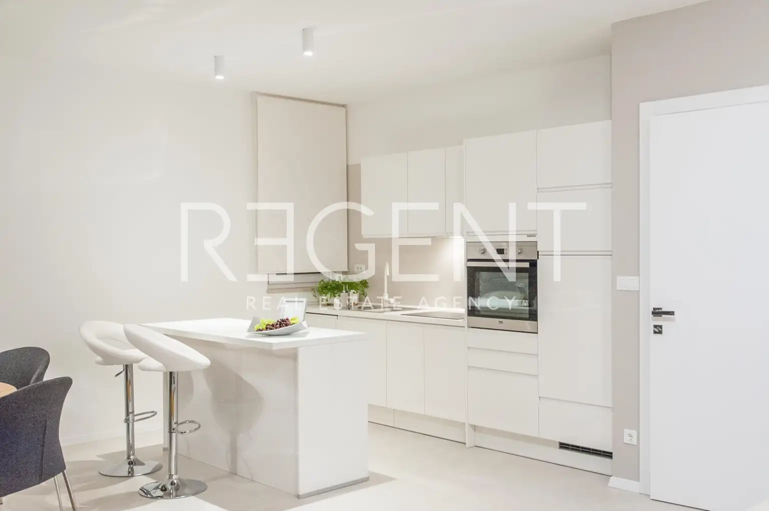 Split, Žnjan -  dvosoban s balkonom, drugi red od mora