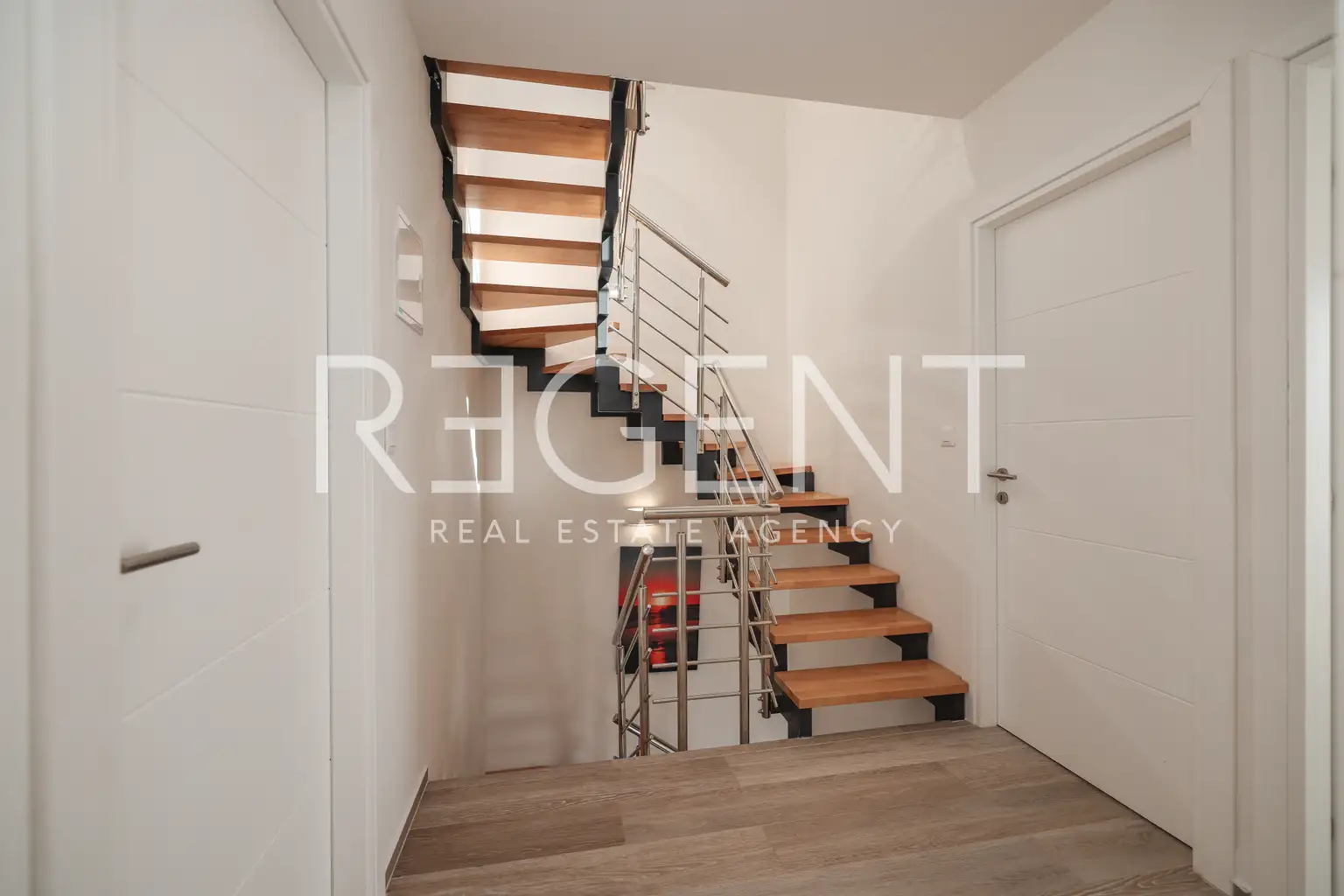 Privlaka - Dom szeregowy z basenem i tarasem na dachu.