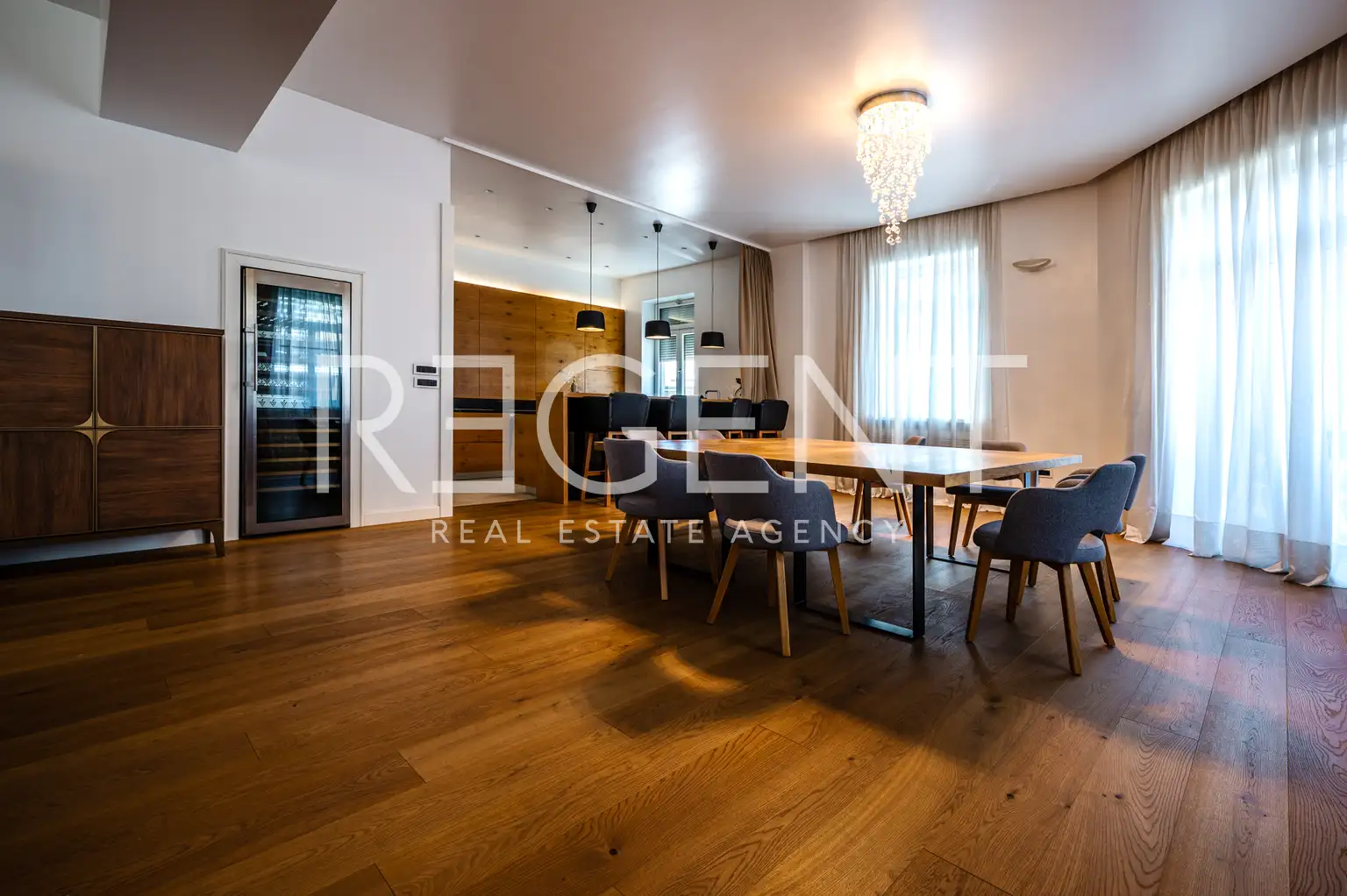 Appartement 240 m², Donji grad — 3 chambres, balcon, parking