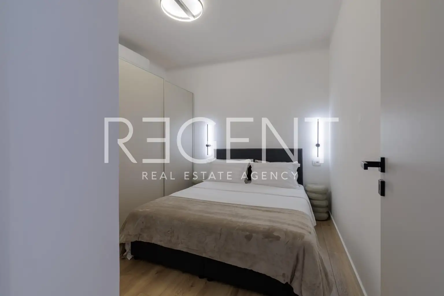 Split, Kila – stan 51 m² z vrtom, bazenom in s parkiriščem