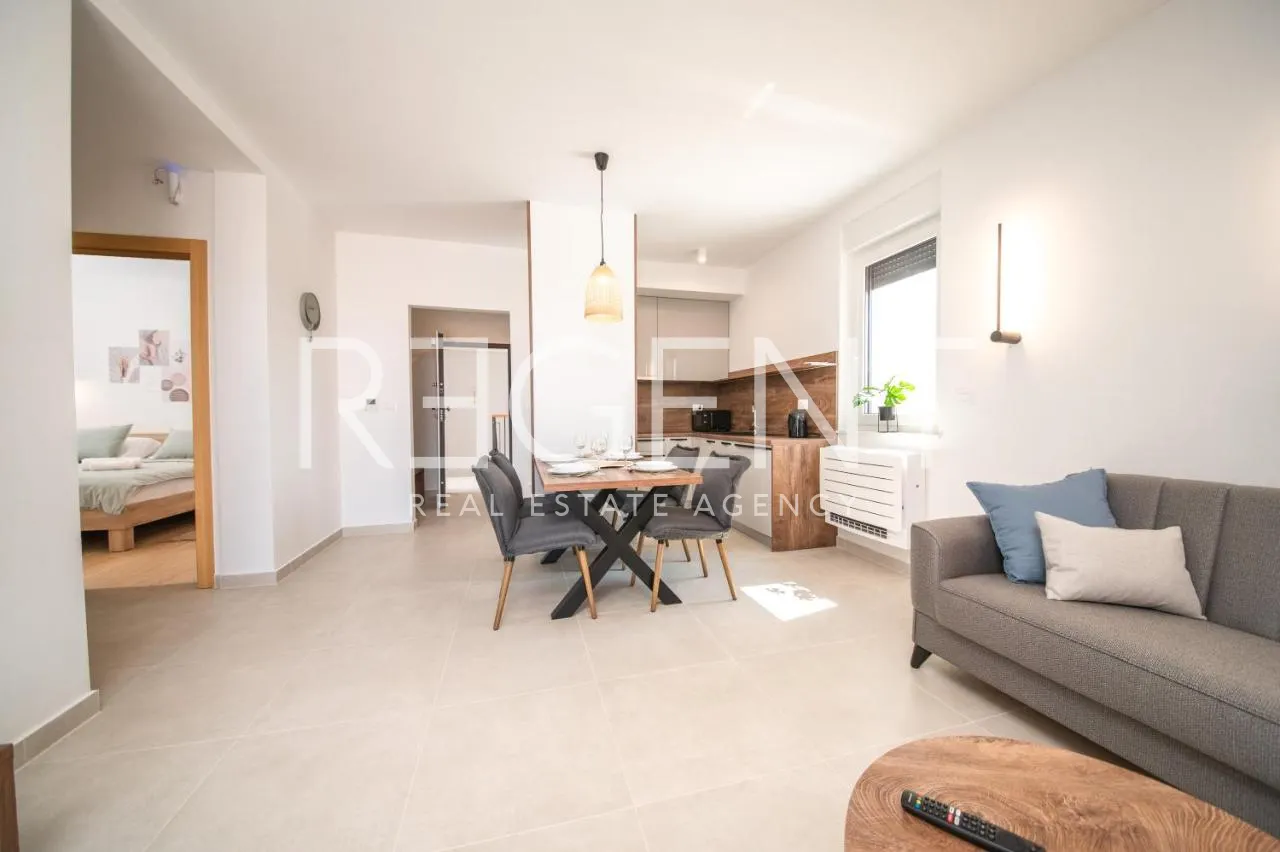 Zadar, Vrsi – appartements de trois pièces avec piscine et vue sur la mer
