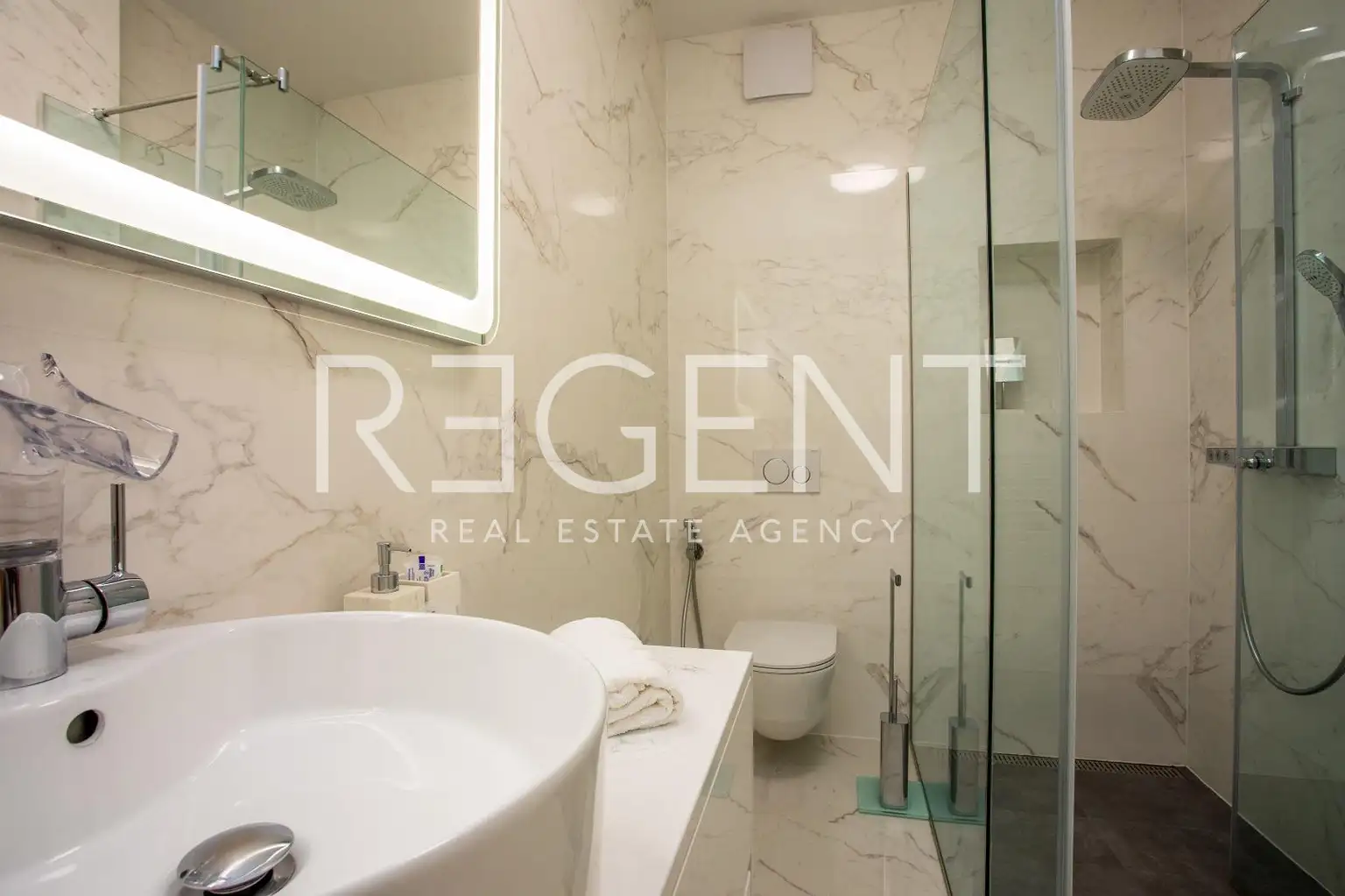 Split, Žnjan - Dvosoban stan sa loggiom i pogledom na more