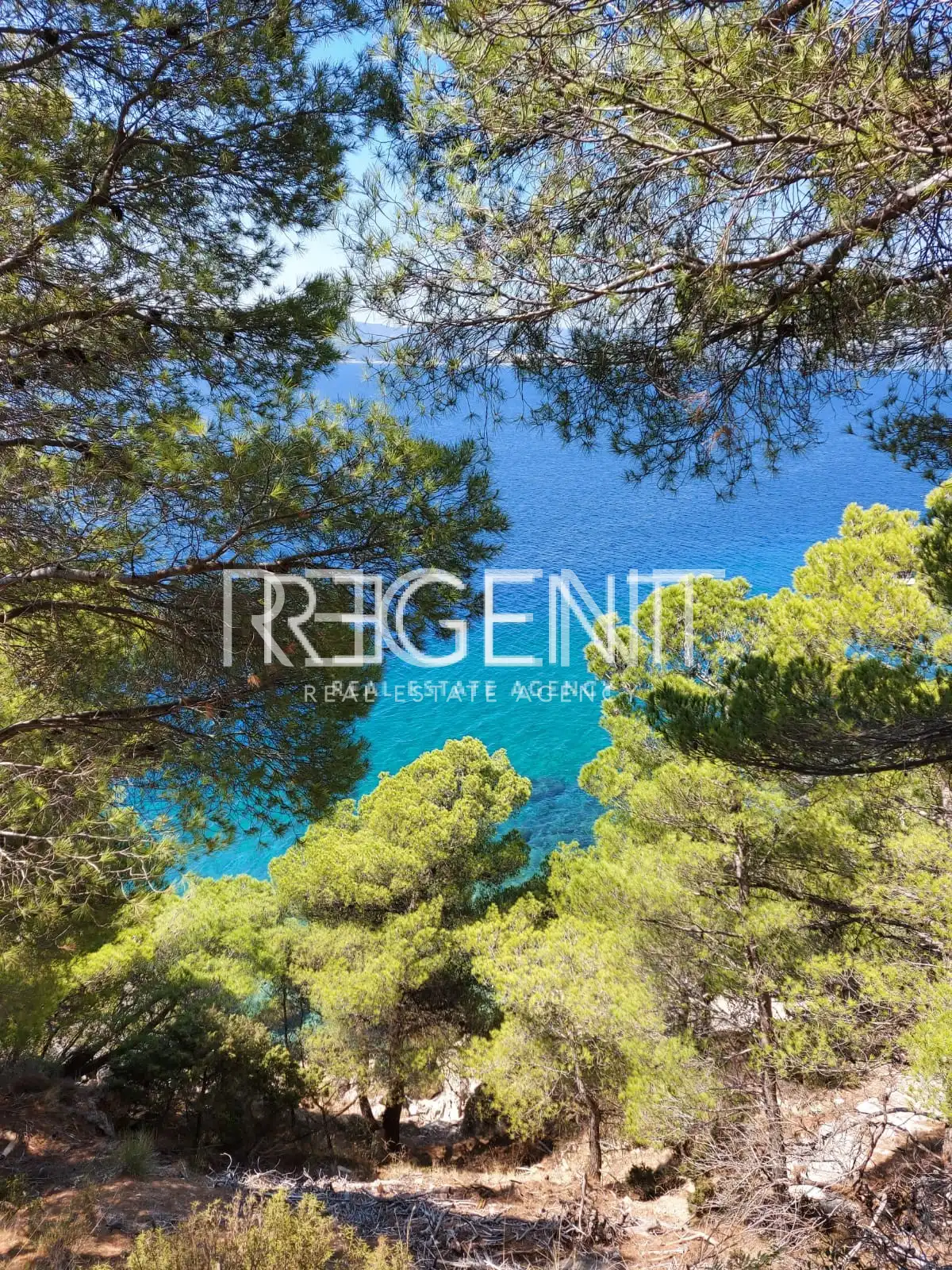 Omiš, Marušići - Ekskluzivno zemljište prvi red do mora, 4100m2