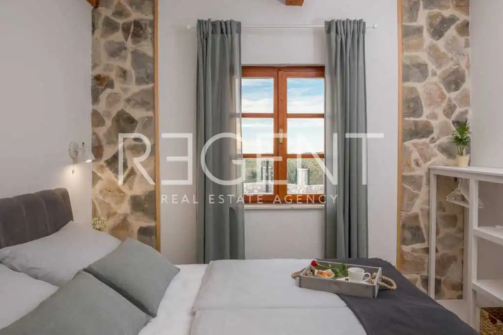 Šibenik, Rogoznica- Kamena kuća s bazenom i pogledom na more 100 m2