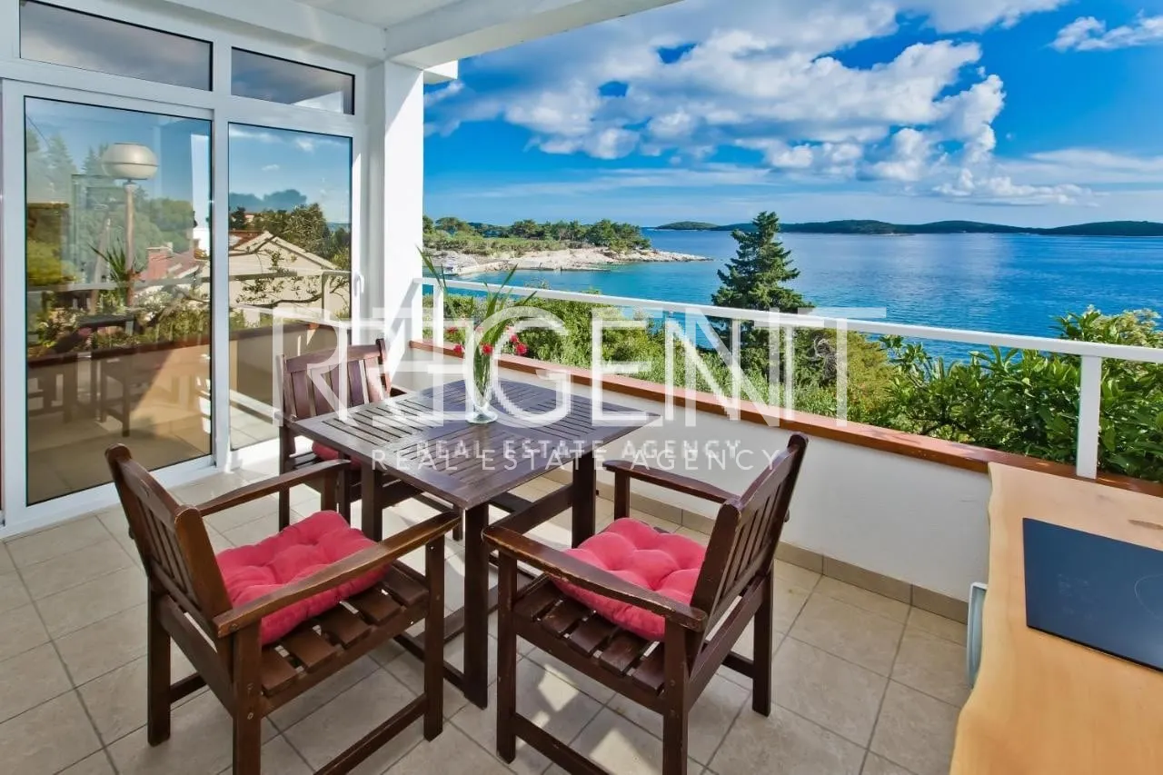 Hvar - Vila prvý rad pri mori