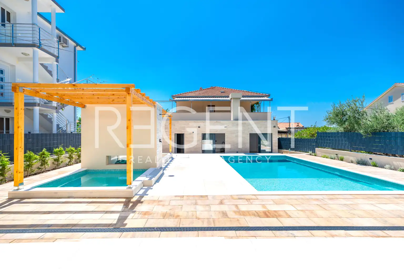 Trogir - Nova moderna vila od 300m2 s bazenom i jacuzzijem