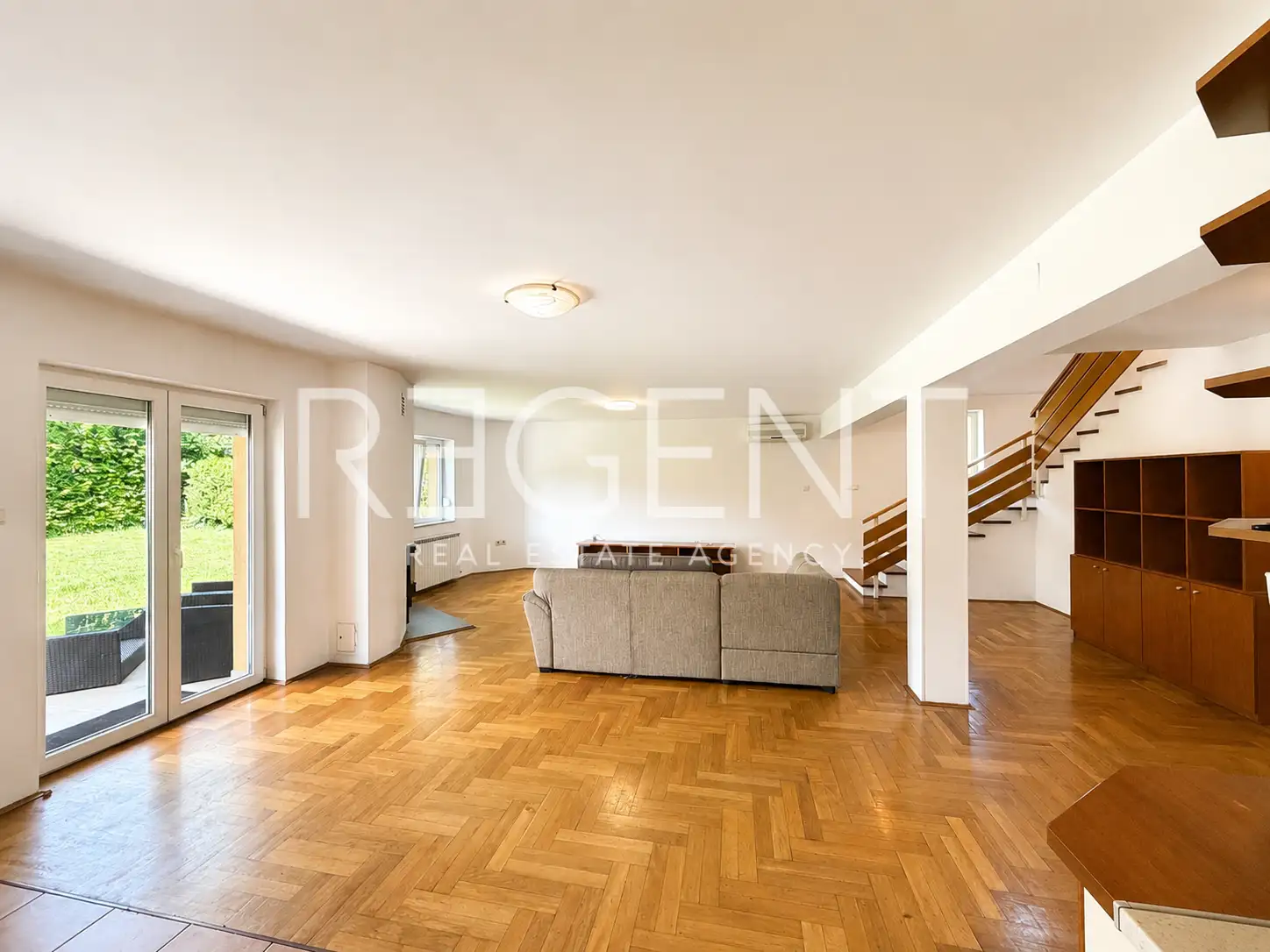 Dům 275 m² k pronájmu, Jazbina — zahrada, 2 garáže
