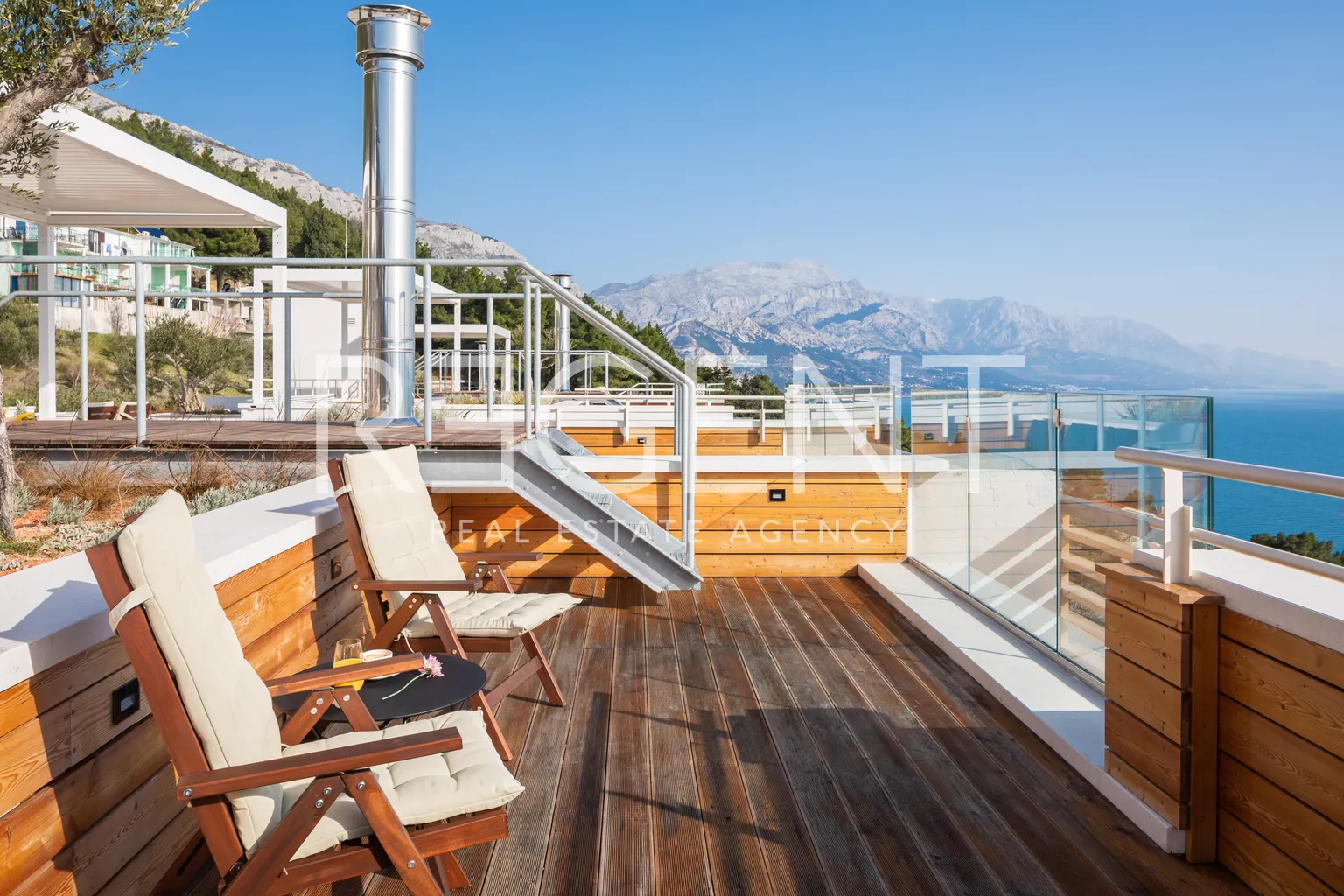 Omiš – Ekskluzivna vila s bazenom i panoramskim pogledom