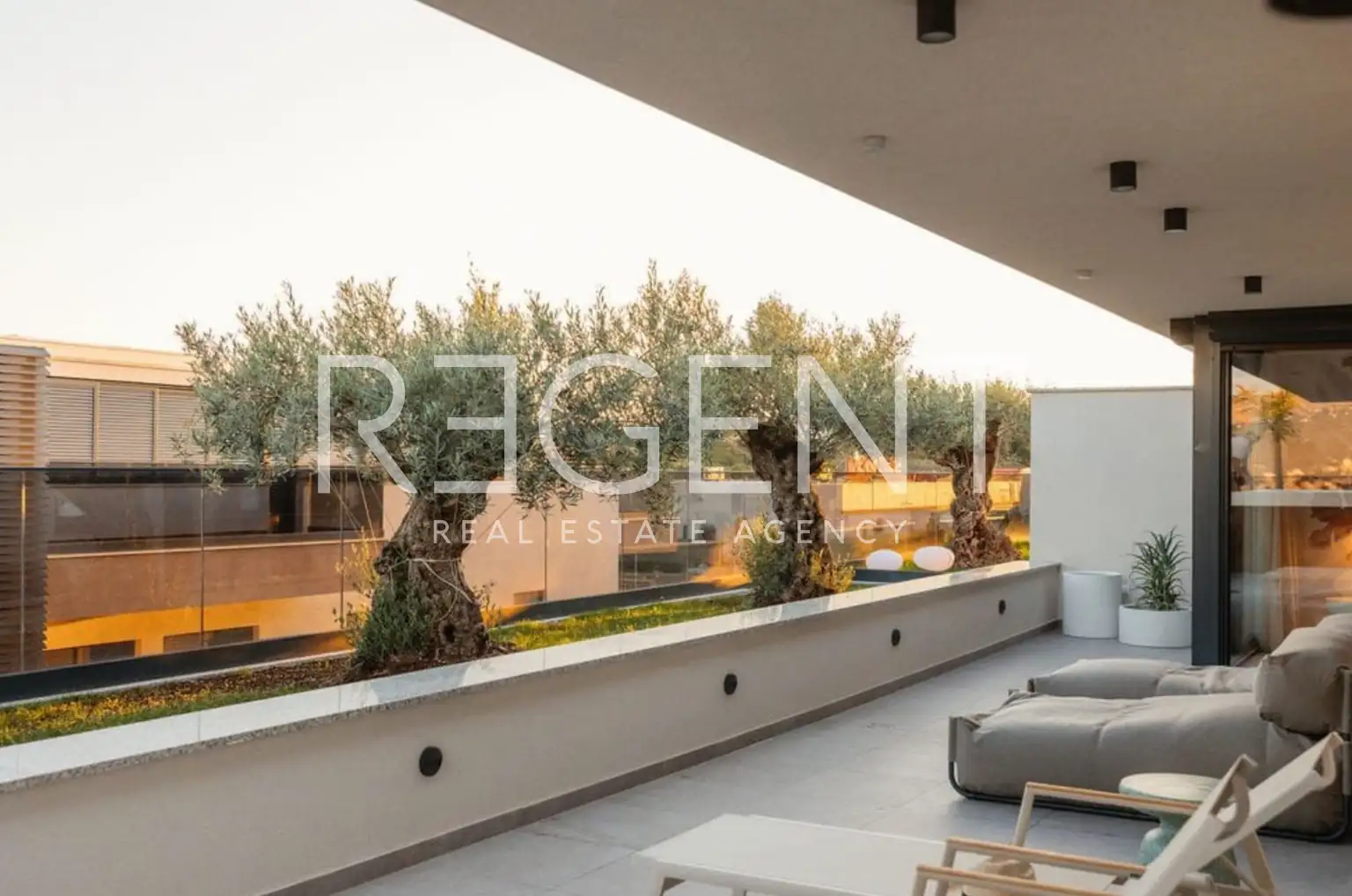 Split, Sirobuja - Trosobni penthouse sa bazenom