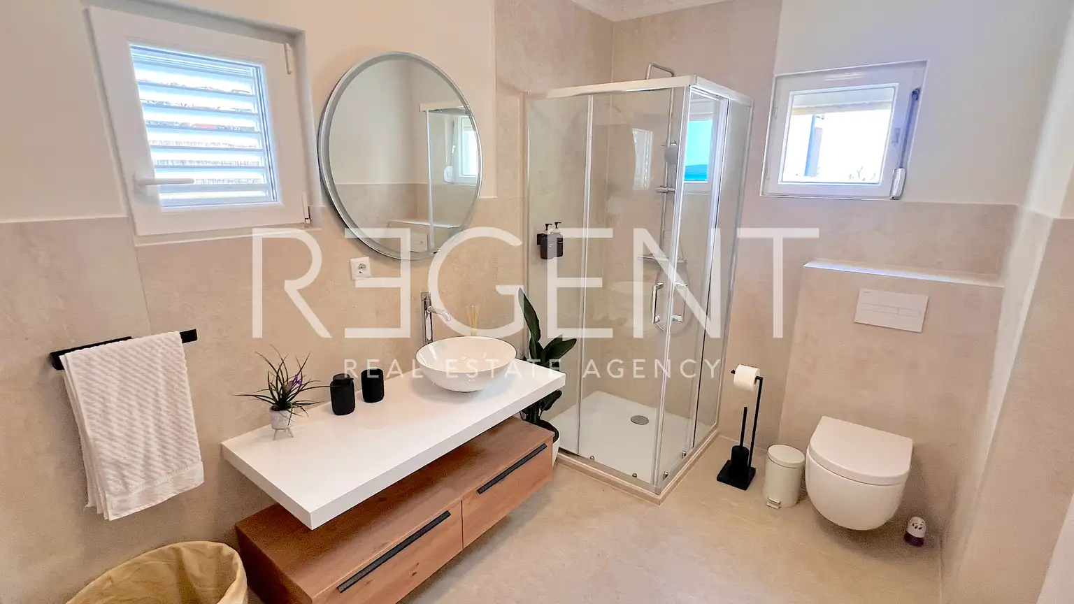 Villa 472 m², Brodarica — en première ligne de mer, 3 appartements