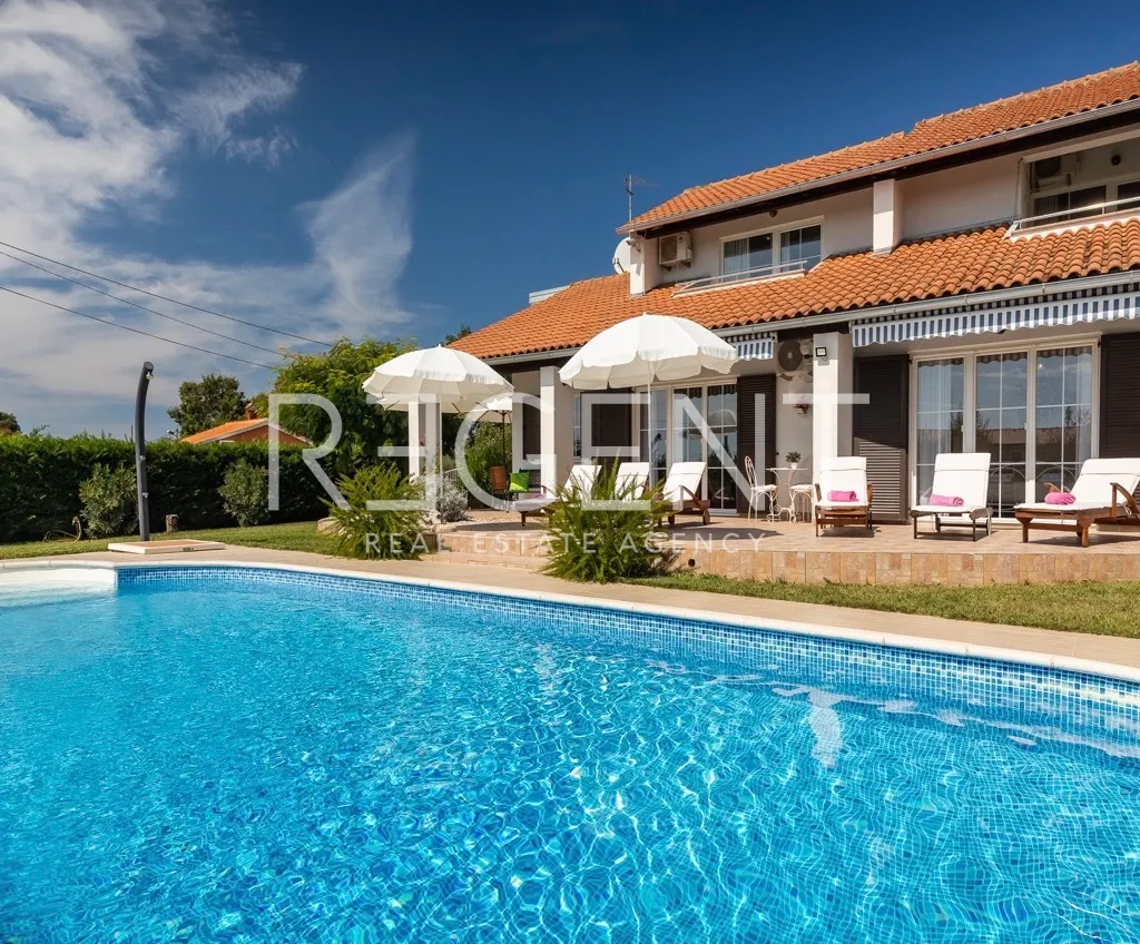Istra, Poreč – Moderna vila s bazenom 240 m2