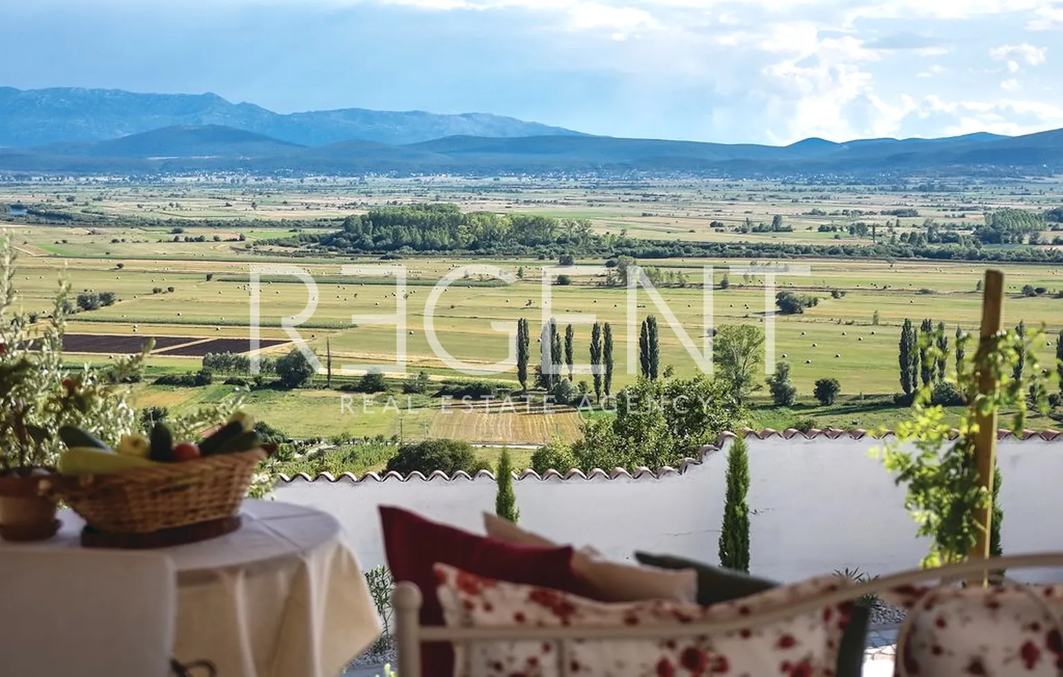 Sinj – Luxusní kamenný dům o rozloze 500 m2 na pozemku o rozloze 6000 m2