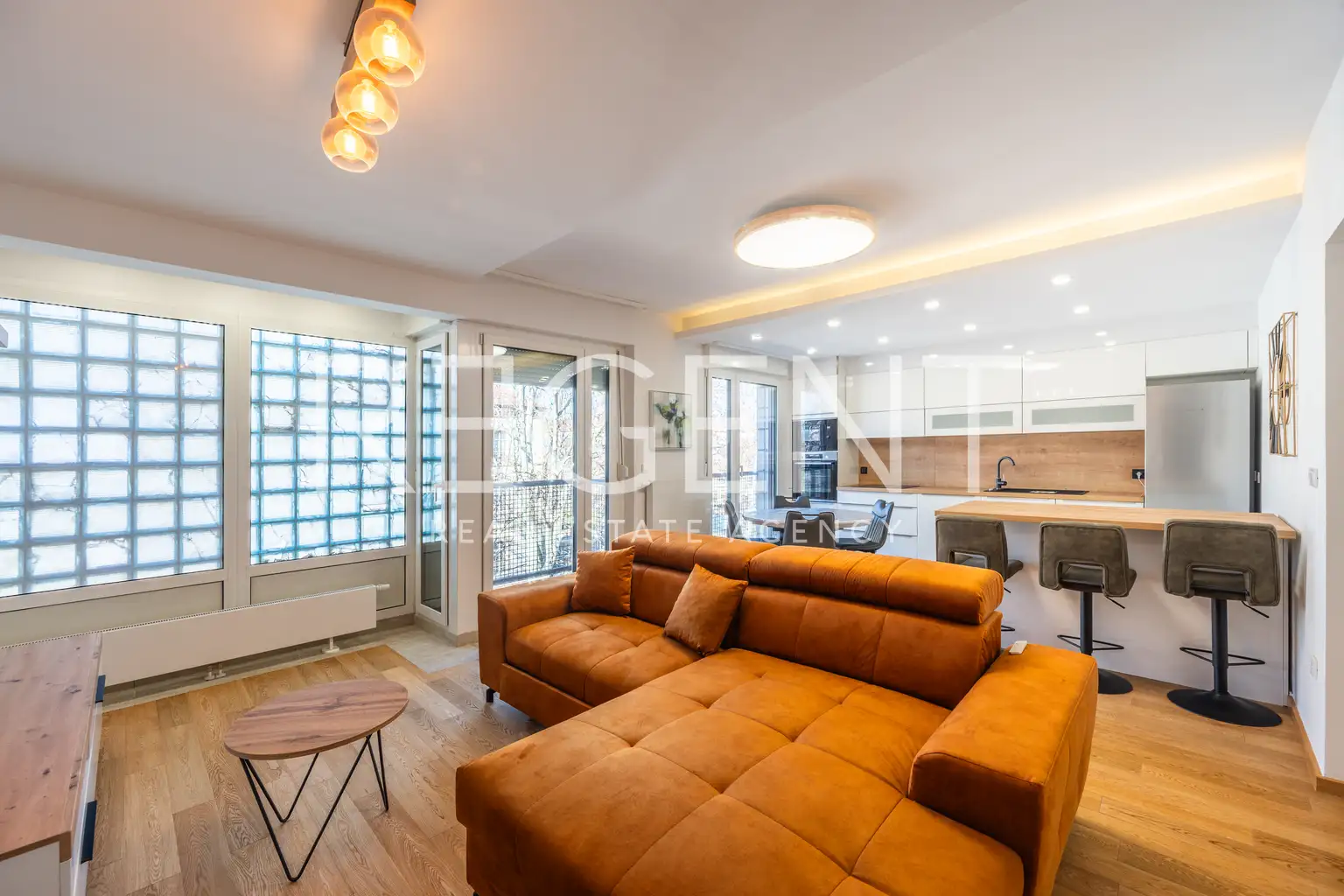 Zagreb, Centar - Četverosoban stan s parkingom, prvi najam